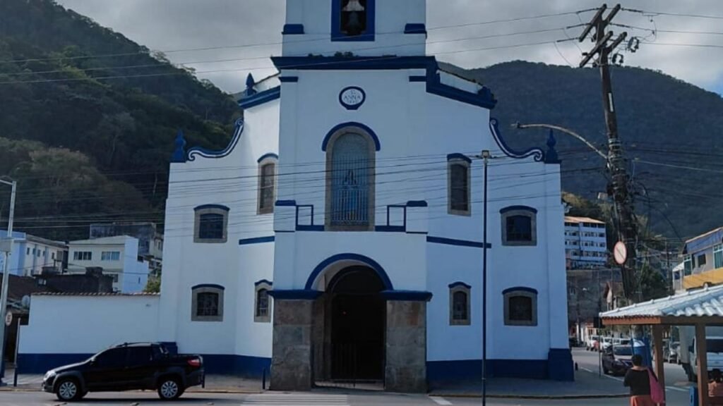 Praça em frente à Igreja Nossa Senhora de Santana em Itacuruçá