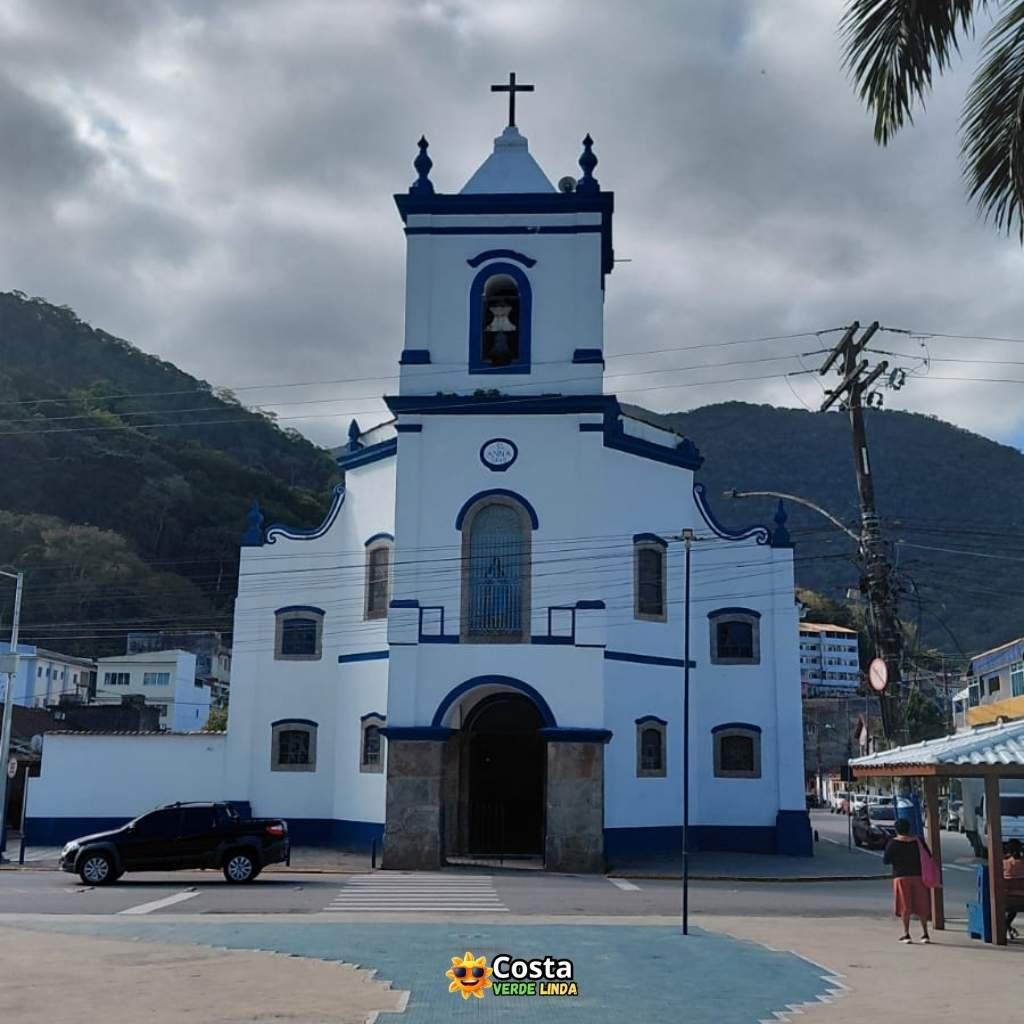 Fachada da Igreja Nossa Senhora de Santana em Itacuruçá, com arquitetura colonial em estilo barroco, paredes brancas e detalhes